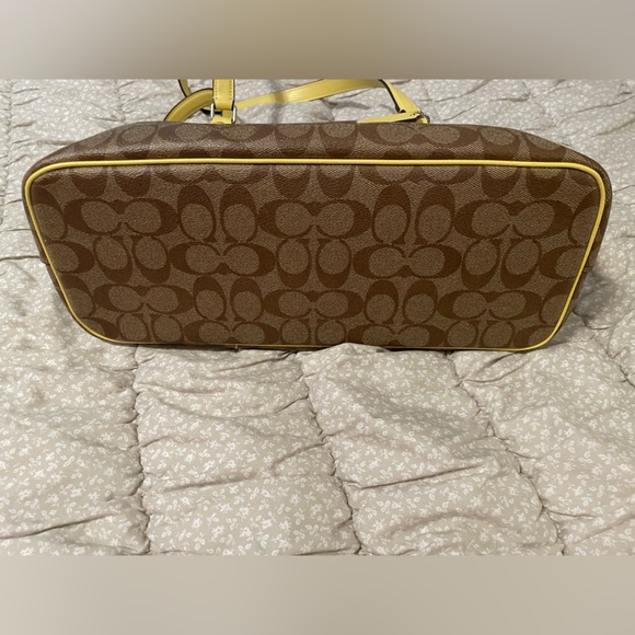 Coach Brown Signature bag with Yellow Handles - Picture 4 of 10
